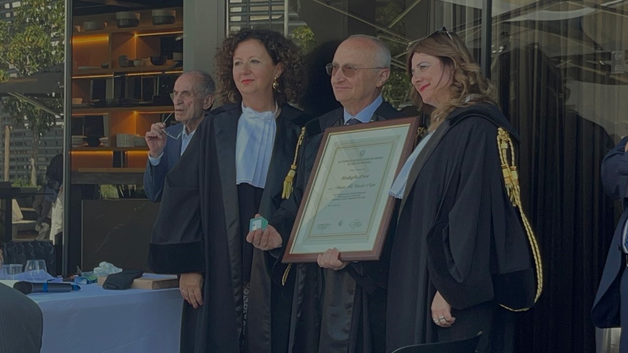 L’Avv. Michele Nappi riceve la Medaglia d’Oro al Merito Forense per i 40 anni di professione